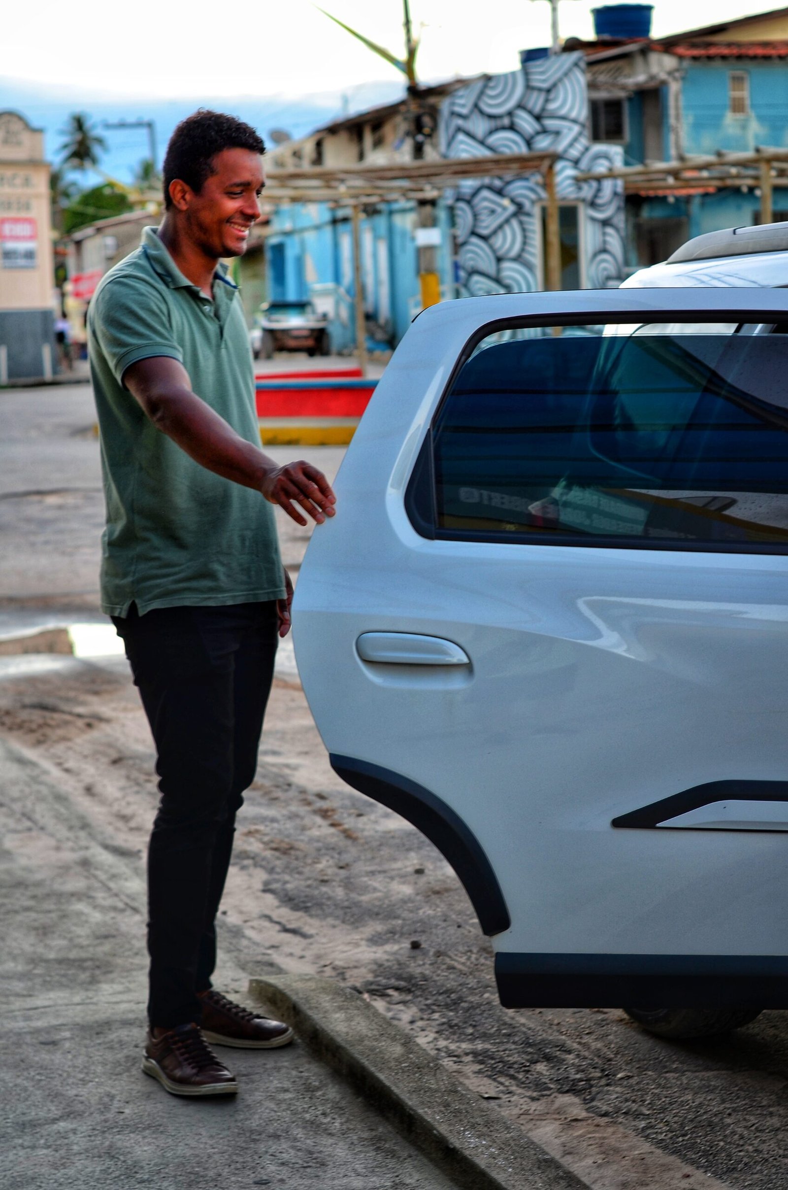 Lilinho abrindo a porta para os clientes